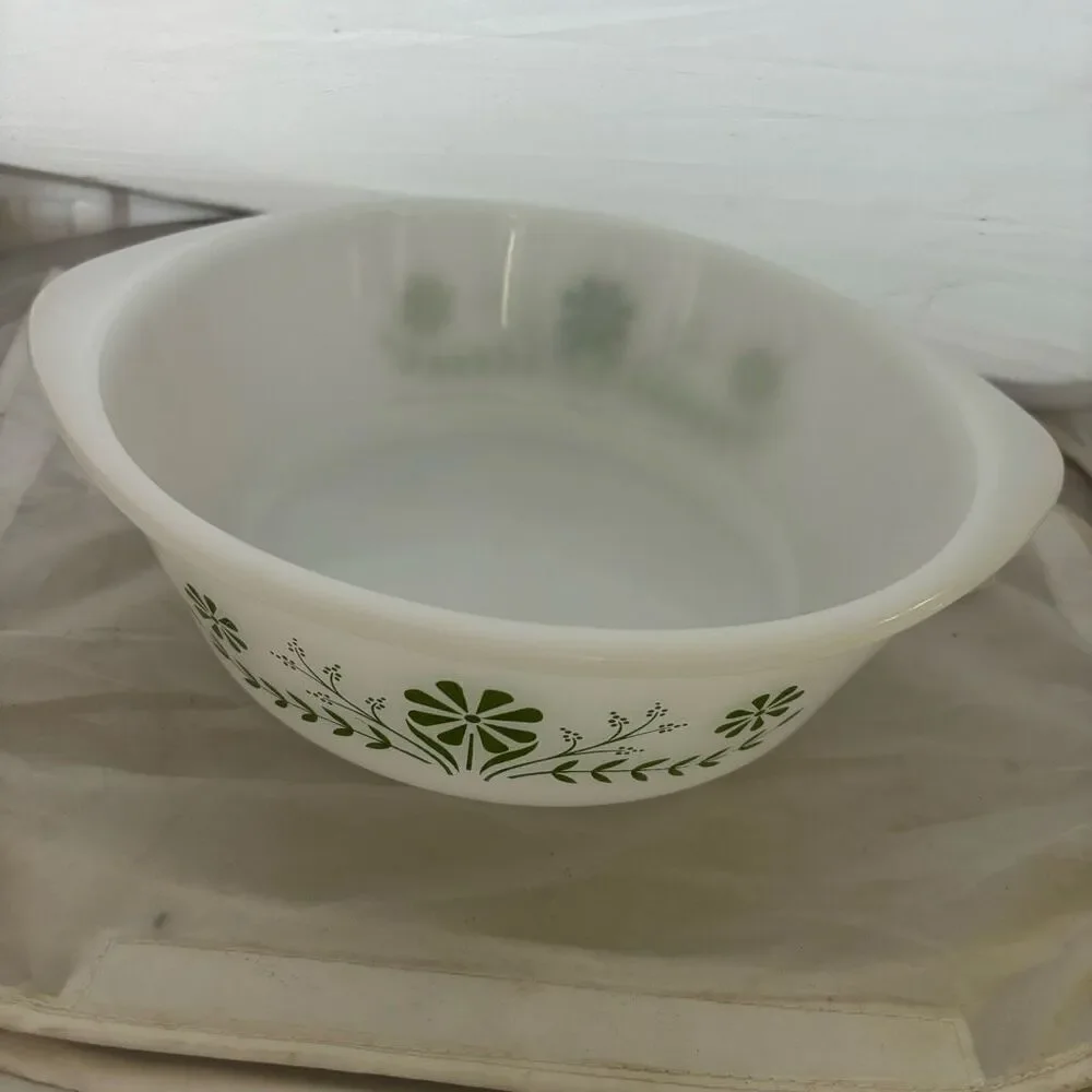 Glasbake Green Daisy J-2600 Milk Glass 1 1/2 QT Casserole Dish 1970’s